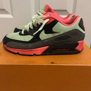 Nike Air Max in Mint Green and Coral